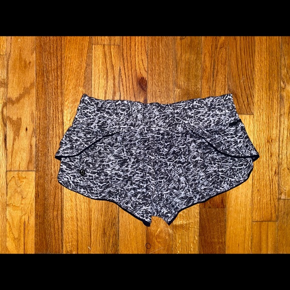 Lululemon Reversible Shorts - Picture 4 of 4